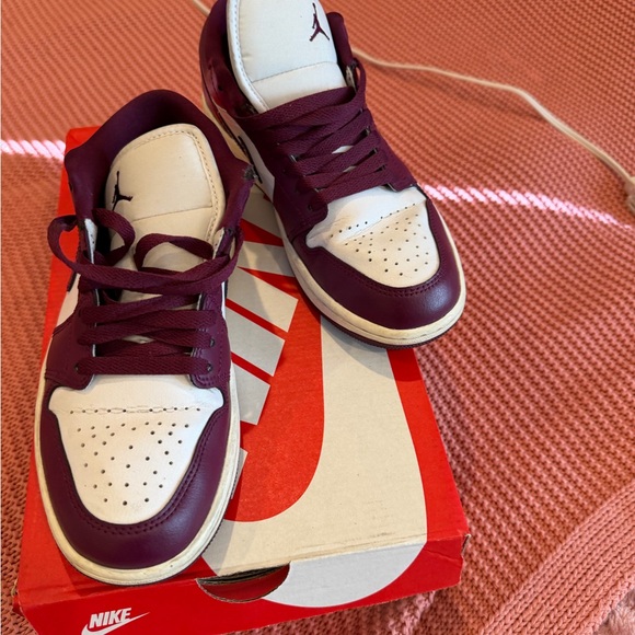 Nike Women's Sneakers in White and Burgundy - Picture 3 of 8